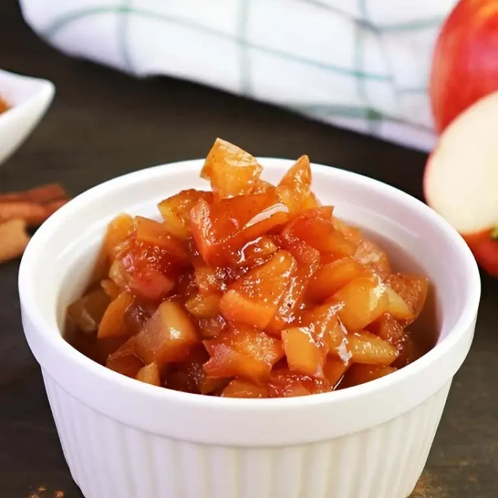 Compote de pommes à la cannelle dans un petit bol, prête à être dégustée. Recette facile et savoureuse