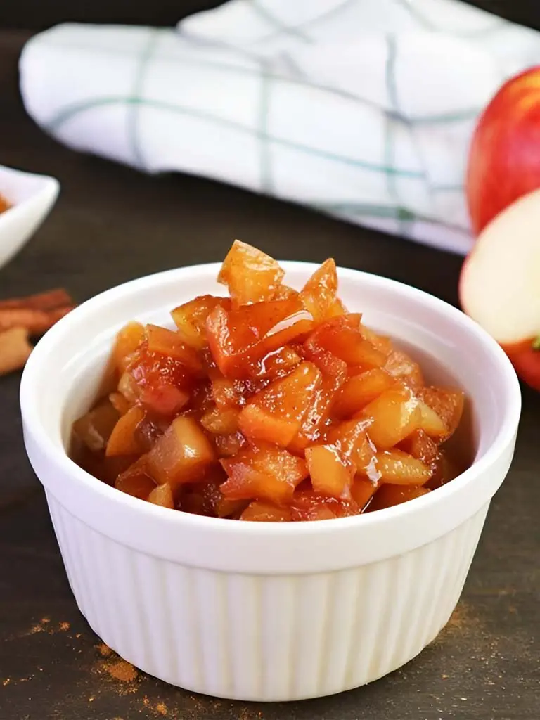 Compote de pommes à la cannelle dans un petit bol, prête à être dégustée. Recette facile et savoureuse