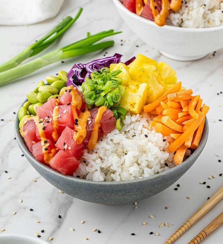 Un bol de sushi coloré avec des légumes frais et du riz, représentant une recette facile de Poke Bowl au thon ahi